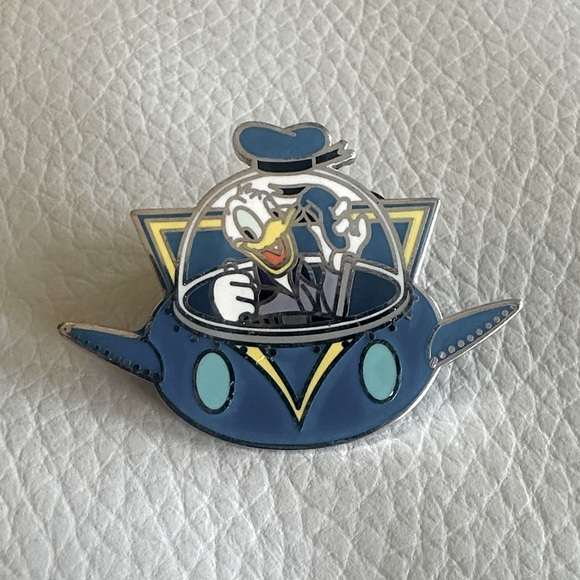 Official Disney Donald Duck in Spaceship Trading Pin - Picture 1 of 2